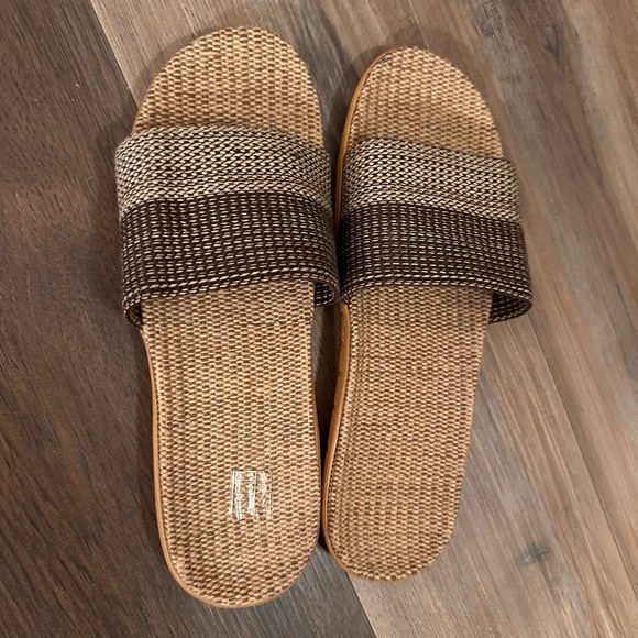 Private Label Shoes - 5 for $20🫟🛍️🔵 Private Label Woven Brown and Tan Sandals